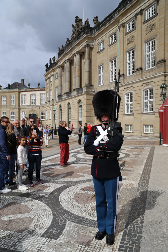 Copenhagen (Danimarca) – Soldato con tipico cappello in pelliccia d’orso, a guardia del castello reale