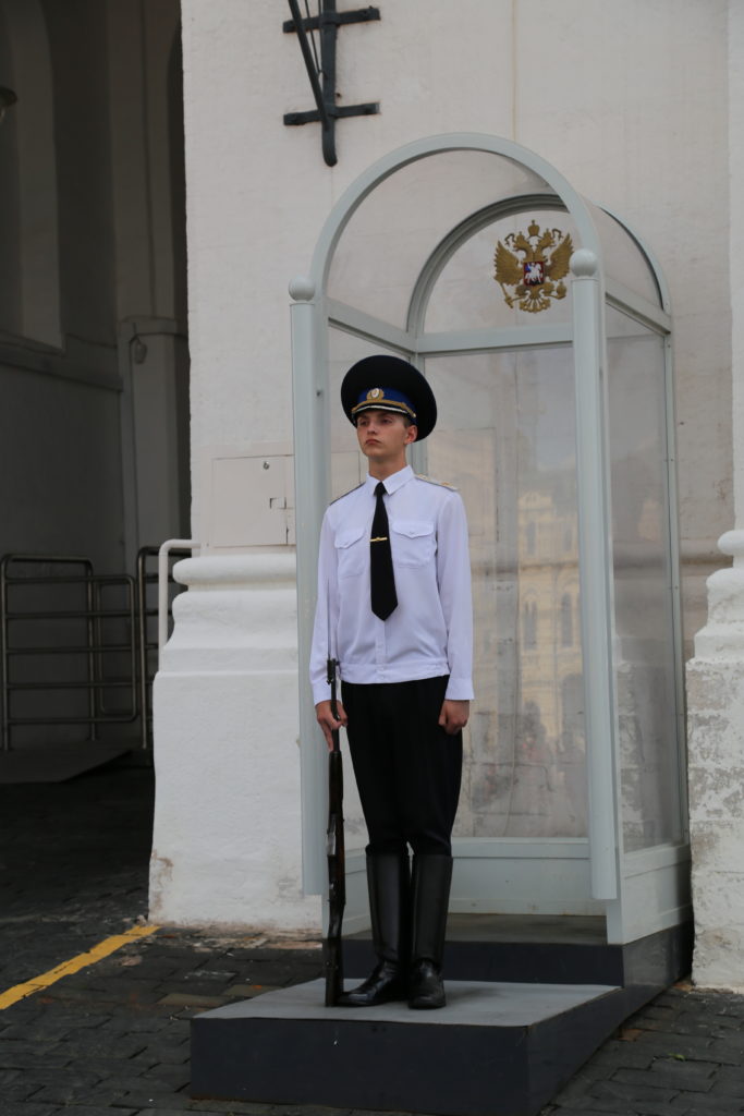 Mosca, Una guardia all’ingresso del Cremlino