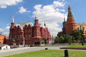 Mosca, ingresso alla Piazza Rossa. A sinistra il museo di stato della storia a destra il Cremlino.