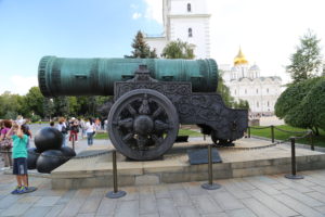 Mosca, dentro il Cremlino – Della serie “per fare una grande guerra ci vuole un grande cannone”