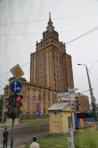 Riga, questo palazzo, fatto costruire da Stalin, viene ironicamente chiamato “La torta di Stalin”