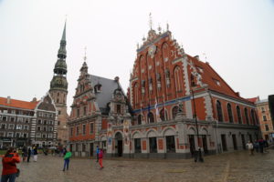 Riga, Piazza del Municipio con la casa delle teste nere