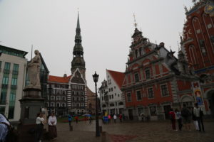 Riga, Piazza del Municipio con la casa delle teste nere.