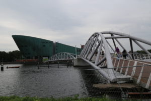 Il ponte per il museo di Nemo.