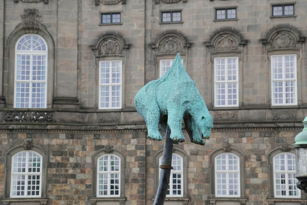 Copenhagen – Christiansborg, monumento contro l’uccisione degli orsi polari