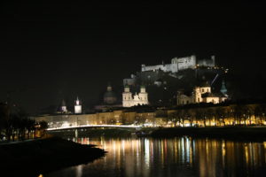 Vista notturna della fortezza.