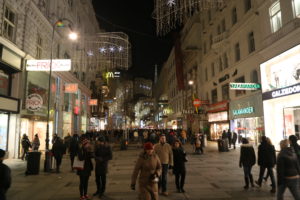 Per le strade di Vienna la sera dell’ultimo dell’anno.