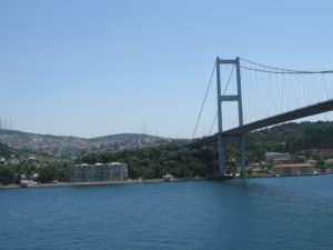 Uno dei ponti che attraversano il Bosforo.