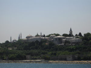 Il Palazzo Topkapi visto dal Bosforo.