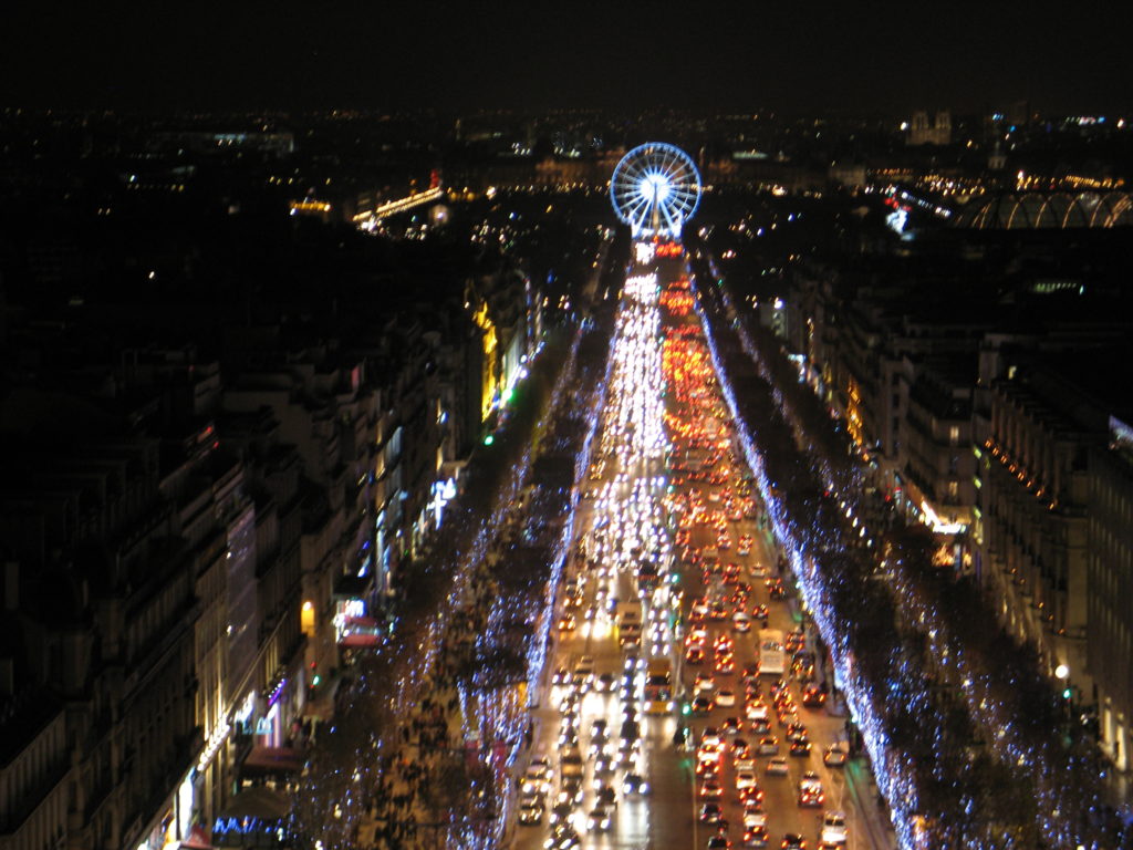 Gli Champs Elysée visti da sopra l'Arco di Trionfo.