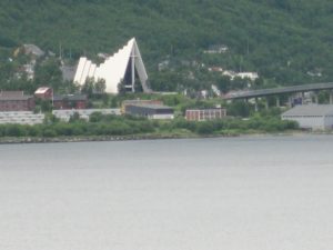Tromso, sullo sfondo la Cattedrale dei Ghiacci.