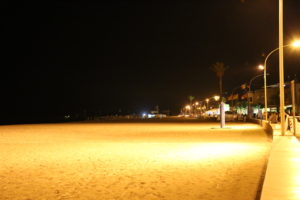 La spiaggia di notte.