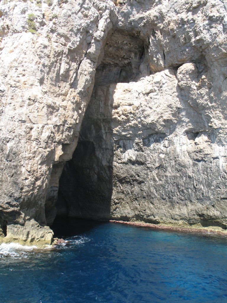 Grotte lungo la costa dietro l'isola.