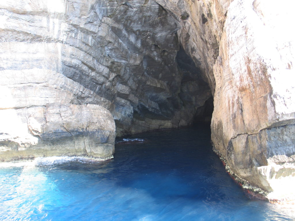Grotte lungo la costa dietro l'isola.