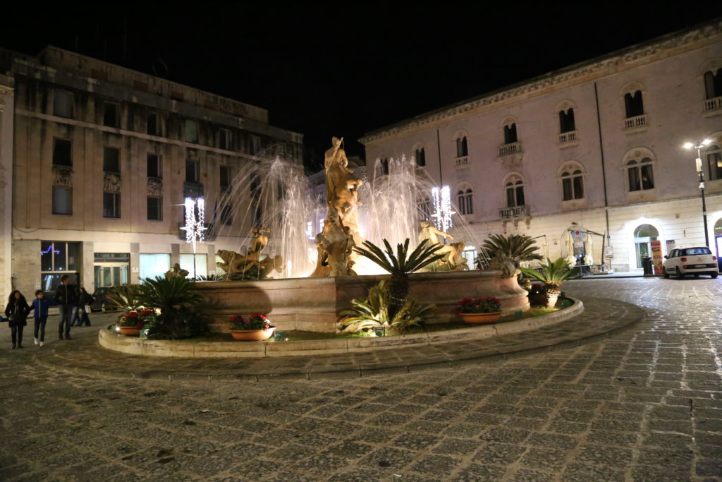 Isola di Ortigia, Fontana di Artemide.