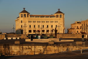 L'ex palazzo delle poste visto dal ponte Umbertino