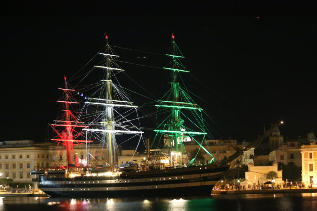 L’Amerigo Vespucci attraccata al porto.