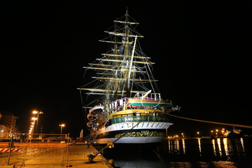 L’Amerigo Vespucci attraccata al porto.