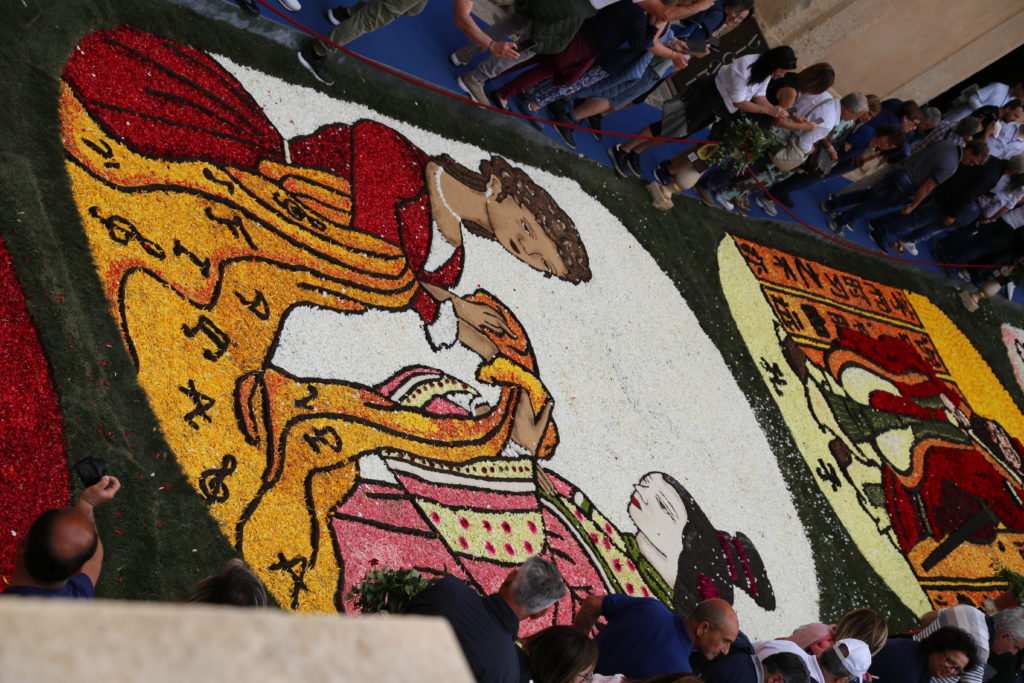 L'infiorata in via Nicolaci.