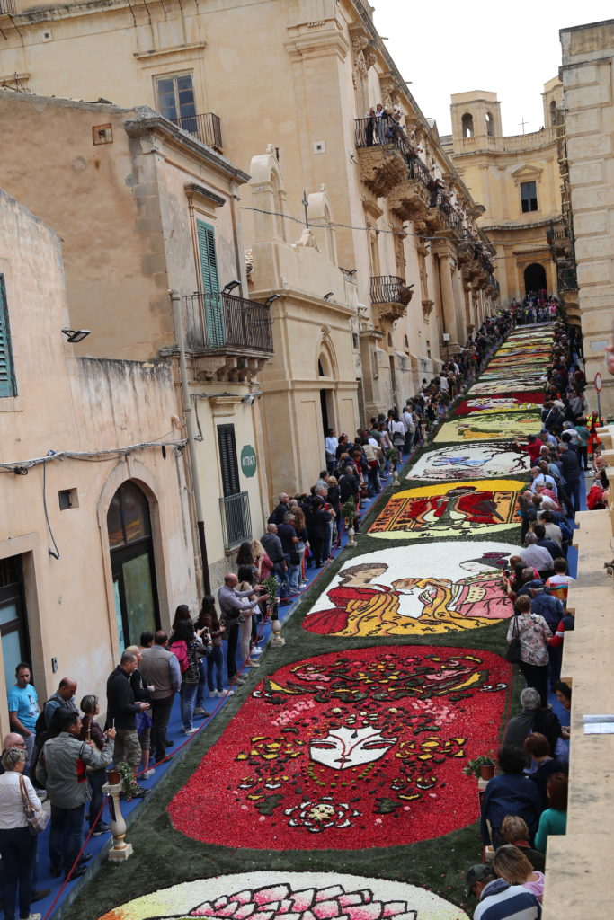 L'infiorata in via Nicolaci.