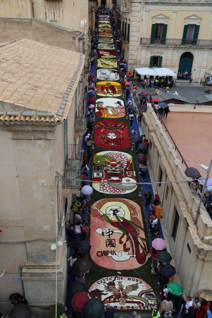 L'infiorata in via Nicolaci.