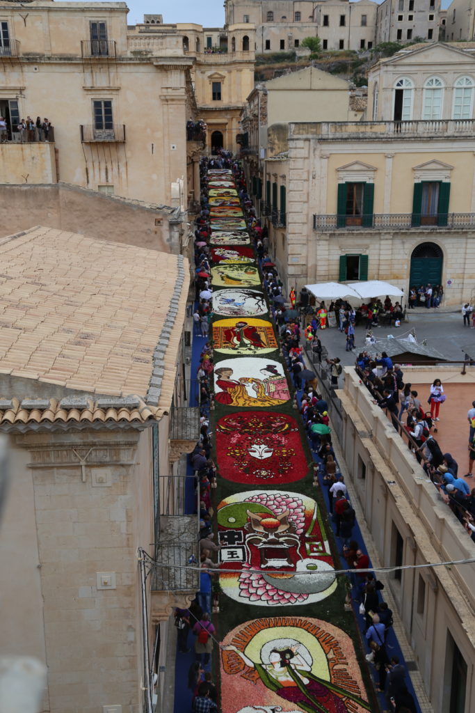 L'infiorata in via Nicolaci.