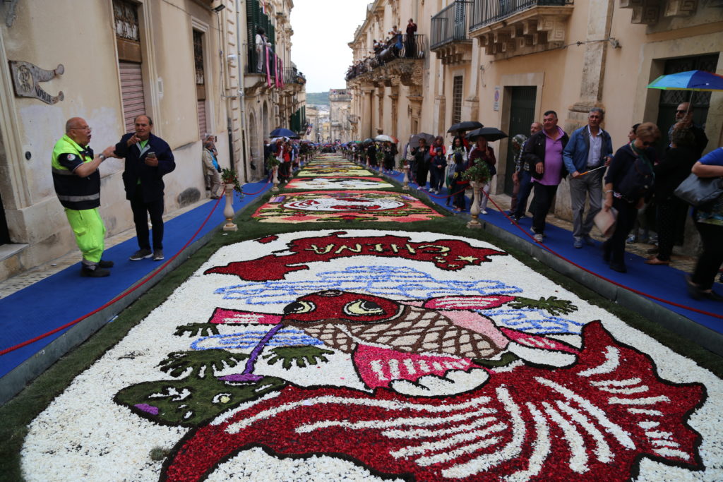 L'infiorata in via Nicolaci.