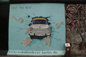 Muraler su quello che rimane del Muro di Berlino.