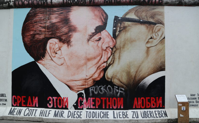 Muraler su quello che rimane del Muro di Berlino.