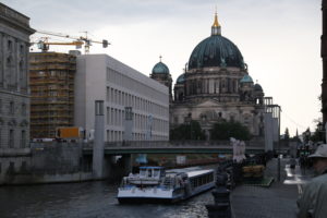 Sullo sfondo il Berliner Dom