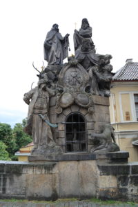 Le statue sul ponte Carlo.