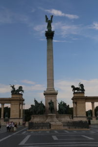 Piazza degli Eroi.