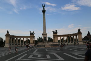 Piazza degli Eroi.