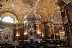 Basilica di Santo Stefano, interno.