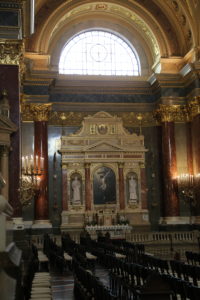 Basilica di Santo Stefano, interno.