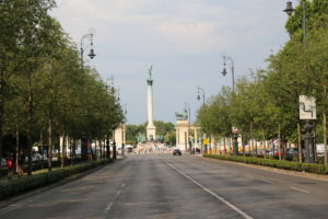 Viale Andrassy con piazza degli Eroi.