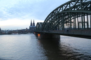 Il Reno, la Cattedrale di Colonia e ponte Hohenzollern.
