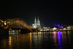 La Cattedrale di Colonia e ponte Hohenzollern.