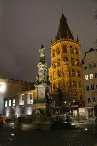 Piazza del Vecchio Mercato e Torre del Municipio.