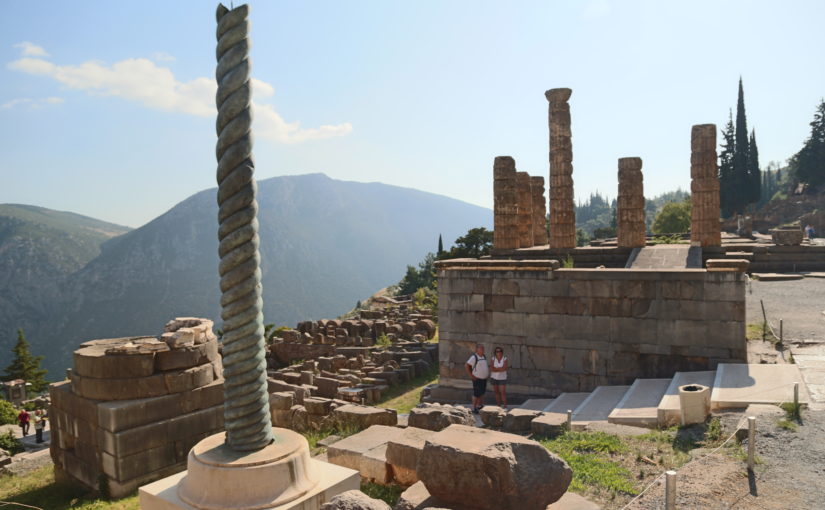 Colonna serpentina e Tempio di Apollo.