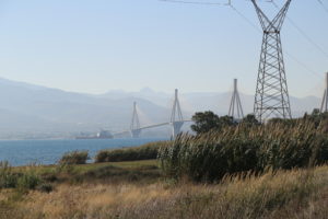 Ponte Rion-Antirion sullo stretto tra il Golfo di Corinto e il Golfo di Patrasso.
