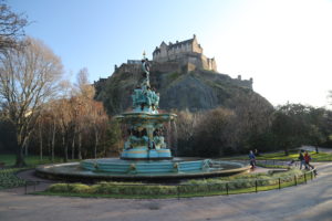 Il Castello visto da West Princes Street Gardens e Ross Fountain.