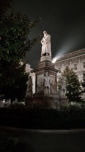 Piazza della Scala, Monumento a Leonardo da Vinci.