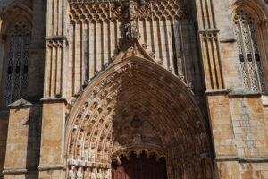 Timpano e archivolto del portale