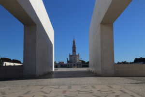 Basilica di Nostra Signora del Rosario di Fatima vista dalla Basilica della Santissima Trinità