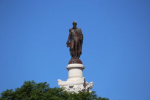 Statua di Dom Pedro IV su una stele al centro dell'omonima piazza