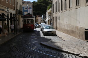 Un tram si inerpica tra le stradine del centro storico