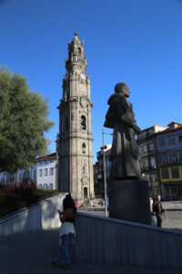 Statua di Bispo D. Antonio Ferreira Gomes e Torre dos Clerigos